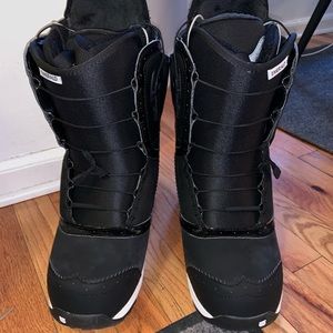 Snowboard boots